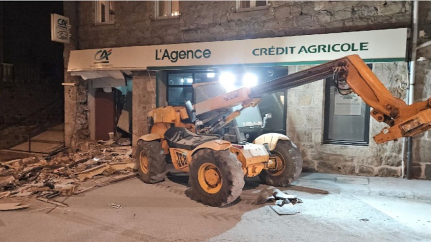 Distributeur automatique de billets arraché à l'aide d'un engin de chantier