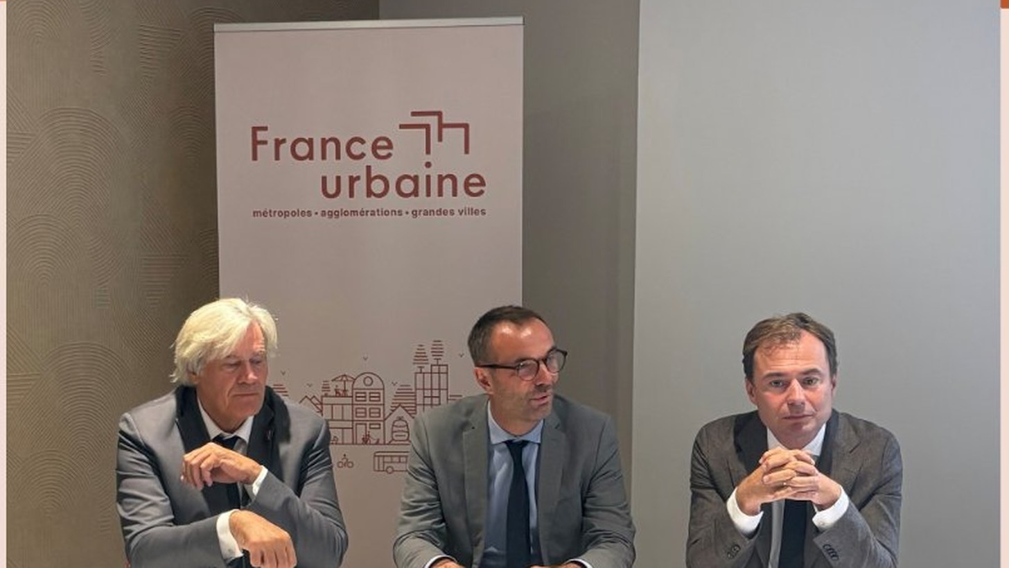 Stéphane Le Foll, Michaël Delafosse et Aristide Olivier lors de la conférence de presse de France urbaine sur le budget 2027