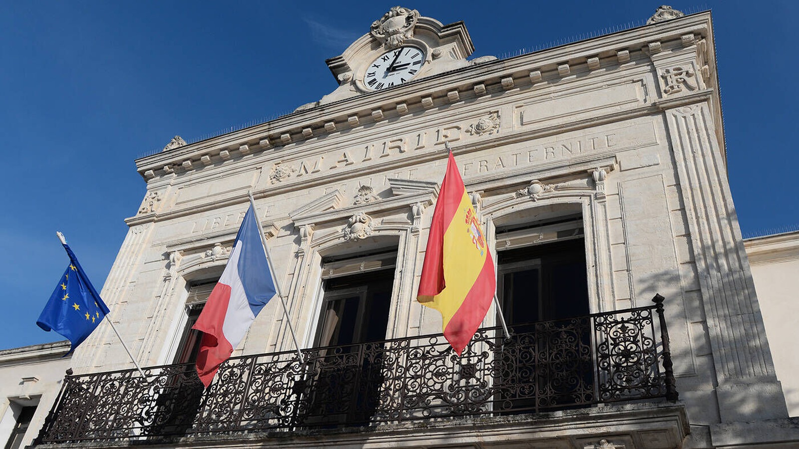 Le fronton de l'hôtel de ville de Saint-Jean-de-Védas et ses drapeaux