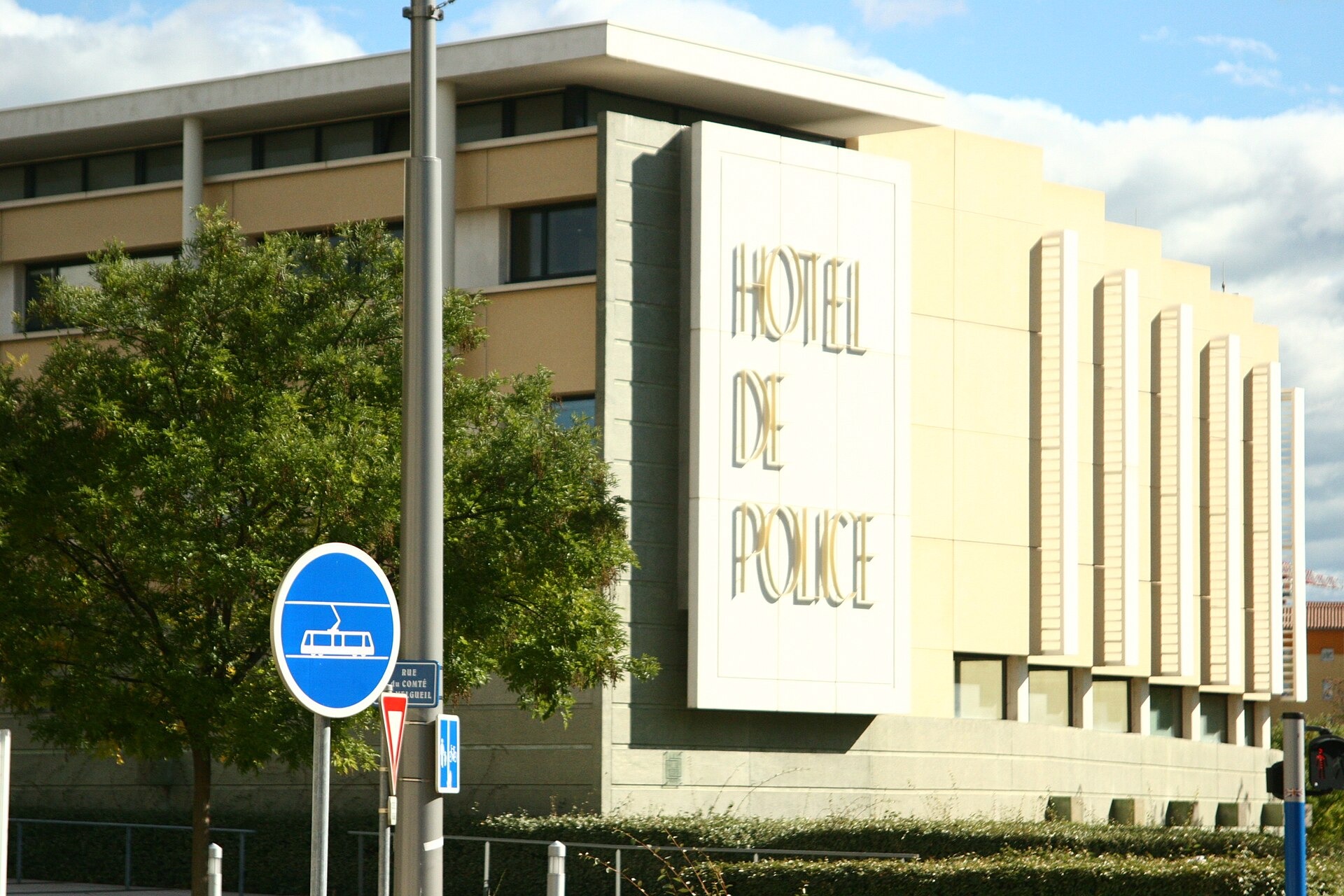 Façade de l'hôtel de police de Montpellier, rue du Comte-de-Melgueil