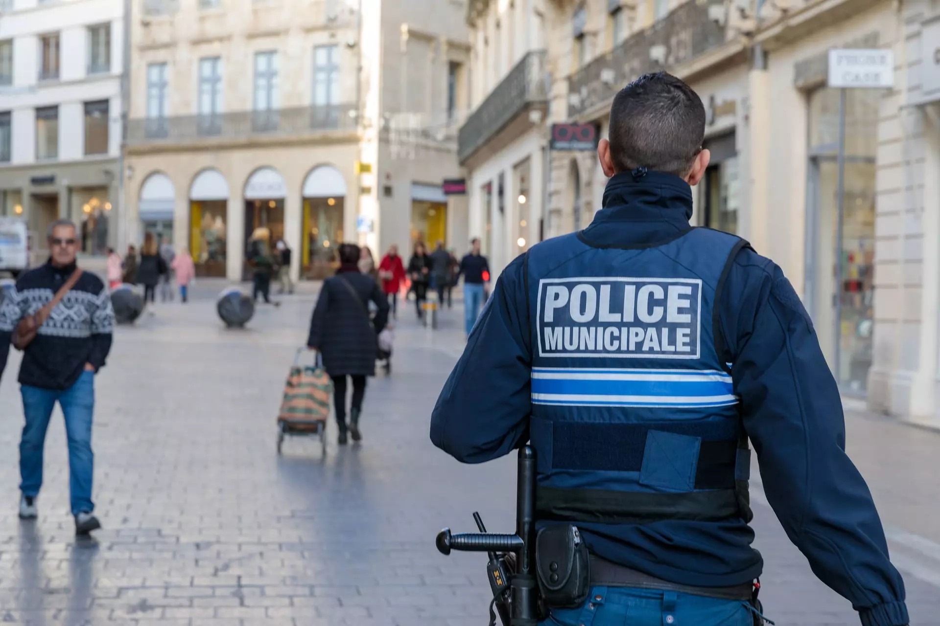 Un policier municipal de Montpellier en patrouille dans une rue piétonne du centre-ville