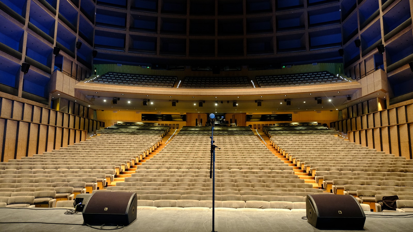 Salle vide de l'Opéra Berlioz au Corum de Montpellier vue depuis la scène