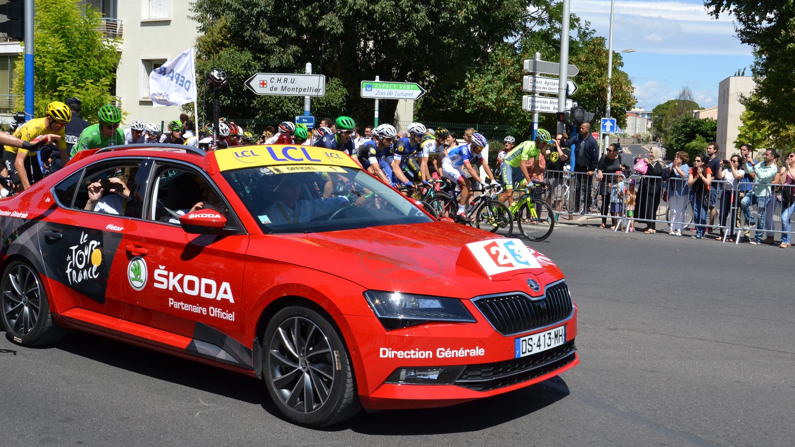 Le peloton du Tour de France quitte Montpellier lors de la 12e étape de l'édition 2016