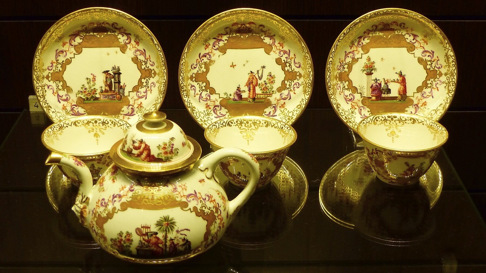 Vitrine de porcelaine dorée du XVIIIe siècle dans les collections d'arts décoratifs du musée Fabre à Montpellier